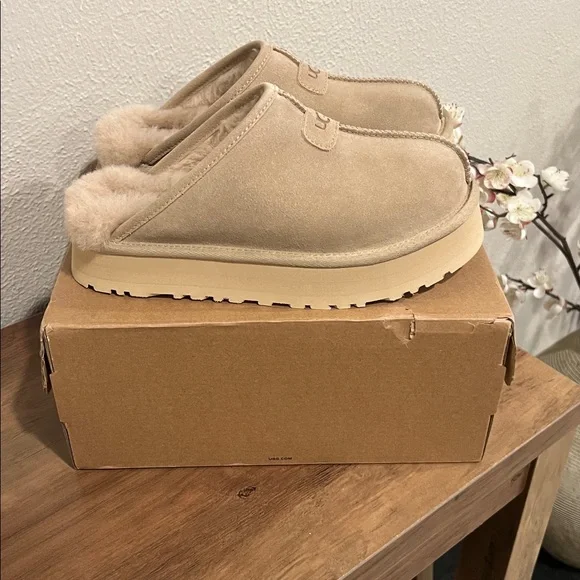 UGG Discoquette Slide Slippers in Mdsd. Size 8M. New. These run small. - Picture 4 of 10